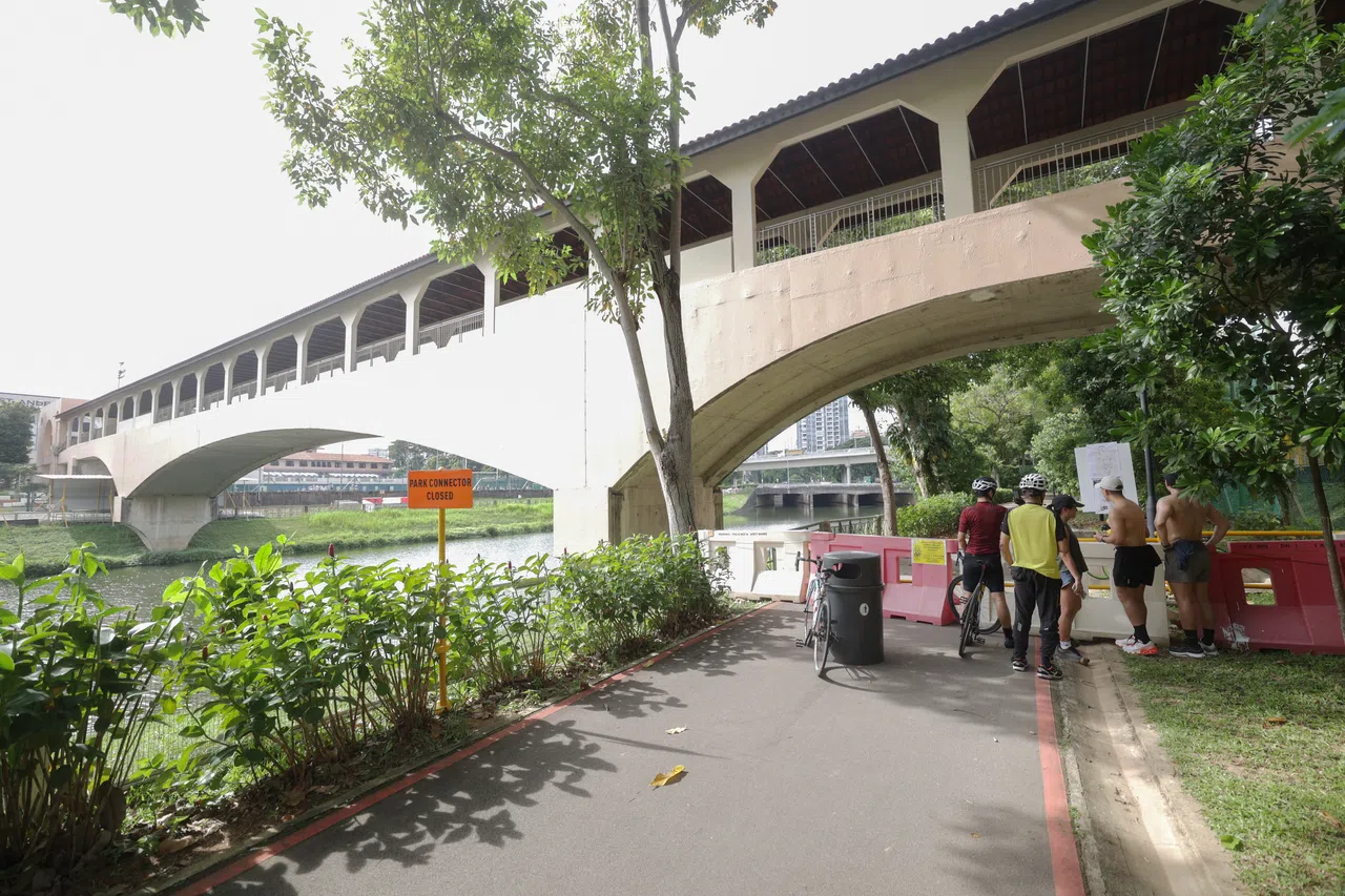 从10月21日起，靠近圣安德烈初级学院的一段加冷公园连道将关闭至2027年第二季。不少行人和脚踏车骑士在抵达路径终点后，才发现道路已封，纷查看有关公告。（蔡家增摄）