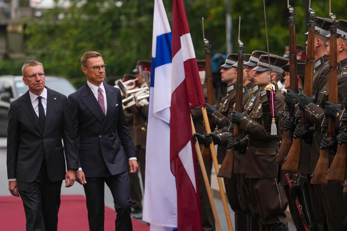 9月16日，拉脱维亚总统林克维奇斯（左）和芬兰总统斯图布在拉脱维亚里加城堡检阅仪仗队。（法新社）
