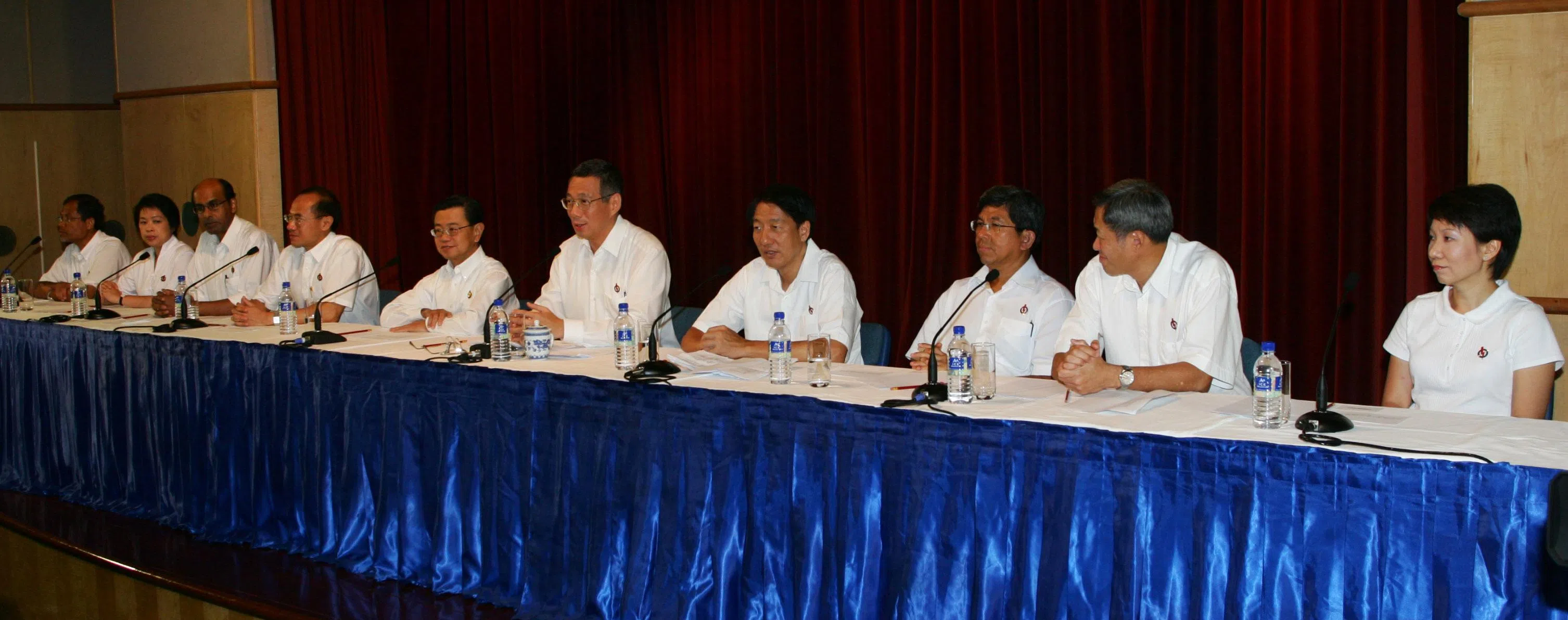 2006年新加坡大选成绩揭晓后，身兼人民行动党秘书长的李显龙总理（左六）于5月7日凌晨，在财务大厦举行记者会，总结大选投票结果。出席者包括行动党领袖及新当选议员：马善高（左起）、陈惠华、尚达曼、杨荣文、黄根成、张志贤、雅国、黄永宏和傅海燕。（档案照片）