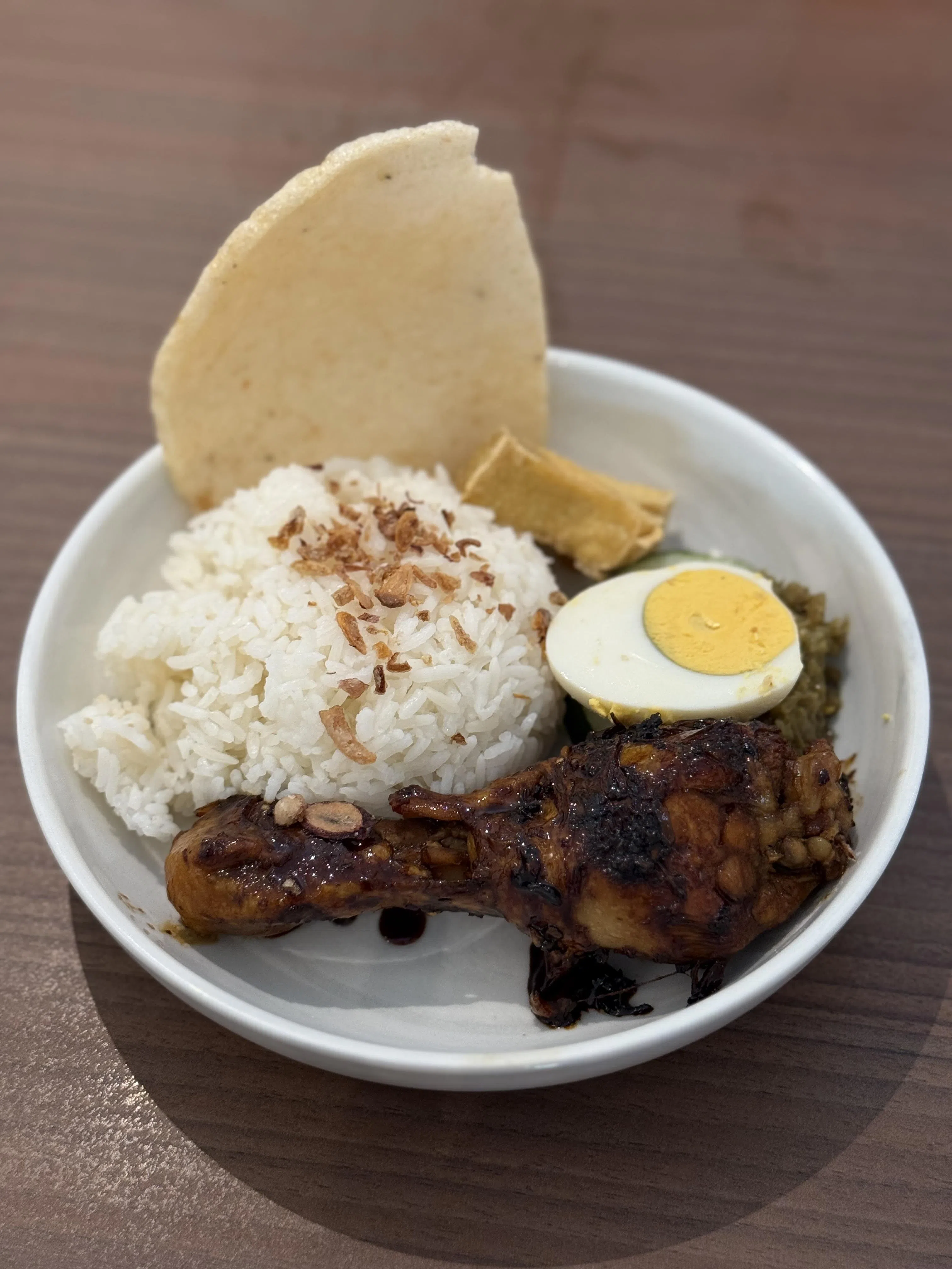 小份的“Chix Grill”，灵感来自印尼经典烤鸡（ayam bakar），选用鲜嫩鸡肉，先以香料腌制入味，再刷上甜黑酱烧烤，香气扑鼻。（叶晓虹摄）