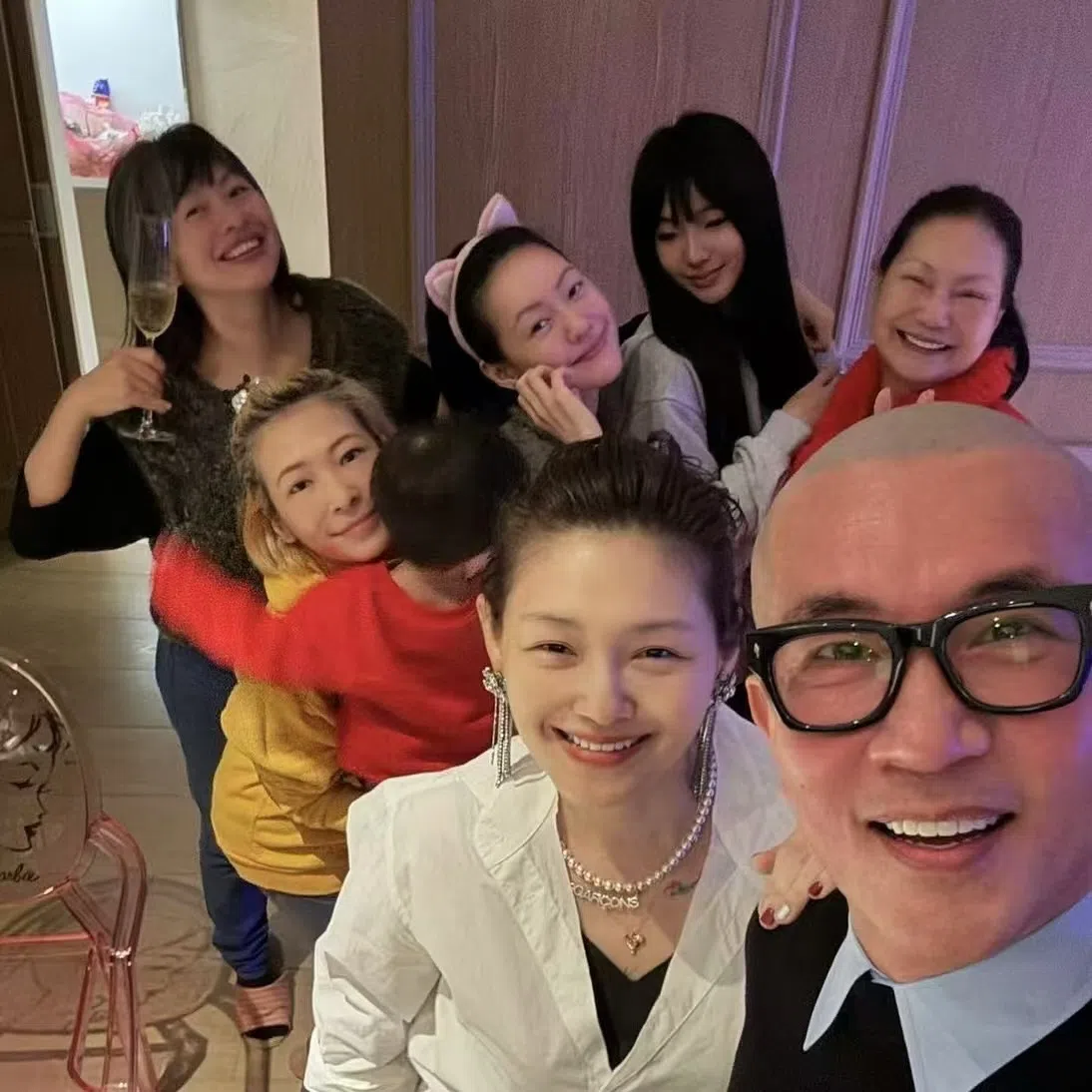 小S在2024年12月31日贴出和家人倒数的照片，如今叫人唏嘘。（取自小S脸书）