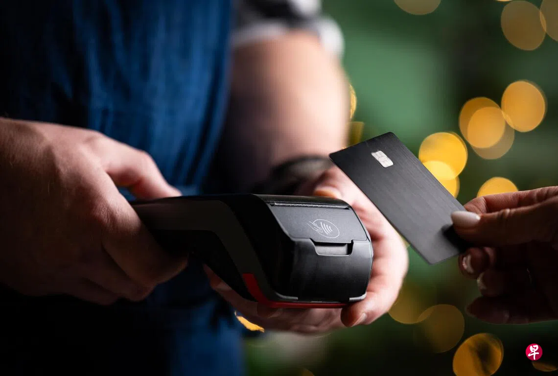 两外籍男子抵新干案涉盗刷信用卡和转账卡被捕| 联合早报