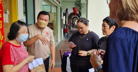 白新春茶庄在自己店面为外国友人举办新书发表会，东兴和大同等街坊都伸手援助。（白新春茶庄提供）