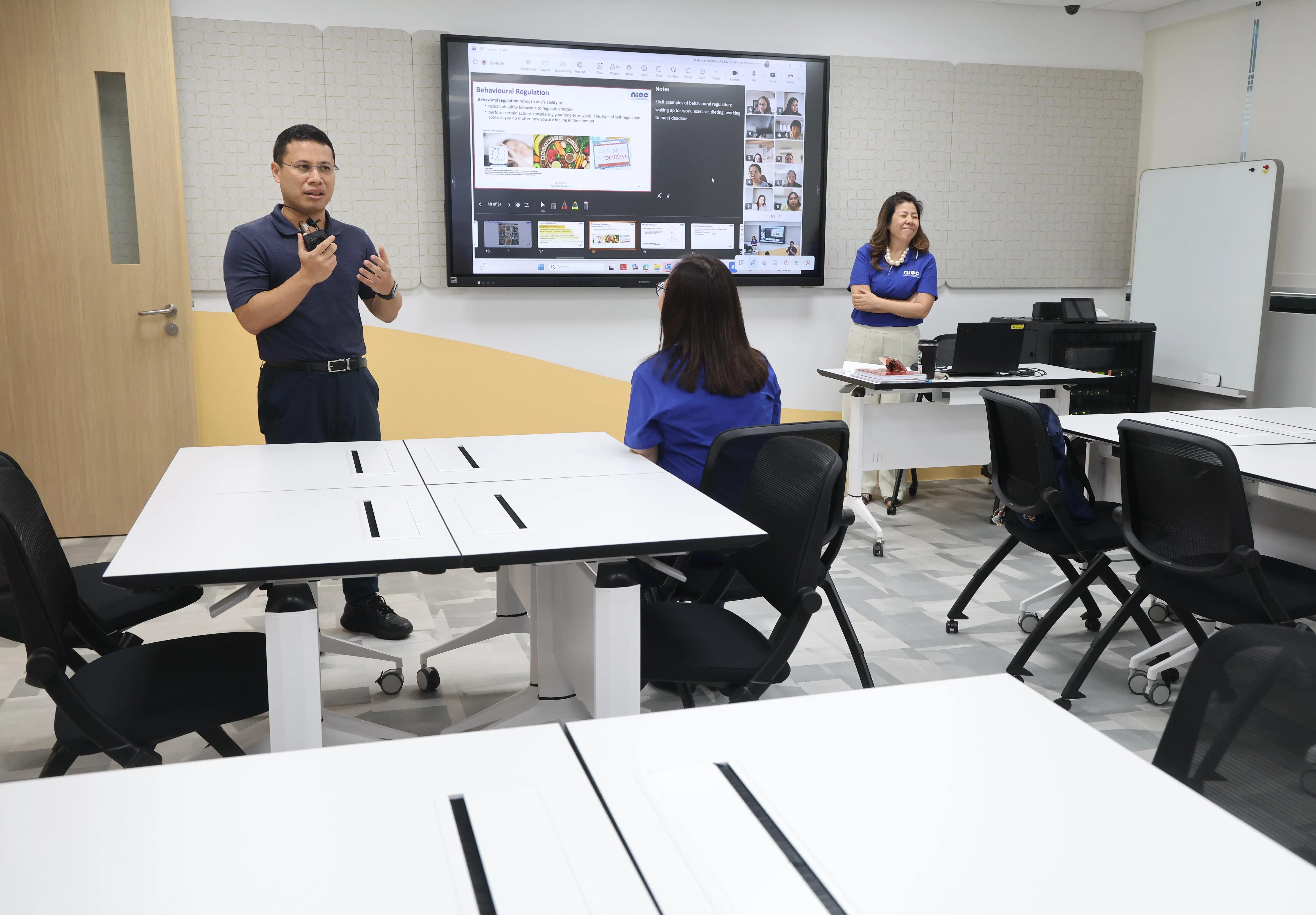 教育部长李智陞（左一）星期二出席国立幼儿培育教育学院延续教育中心的启用仪式，并同线上学员进行互动。（唐家鸿摄）