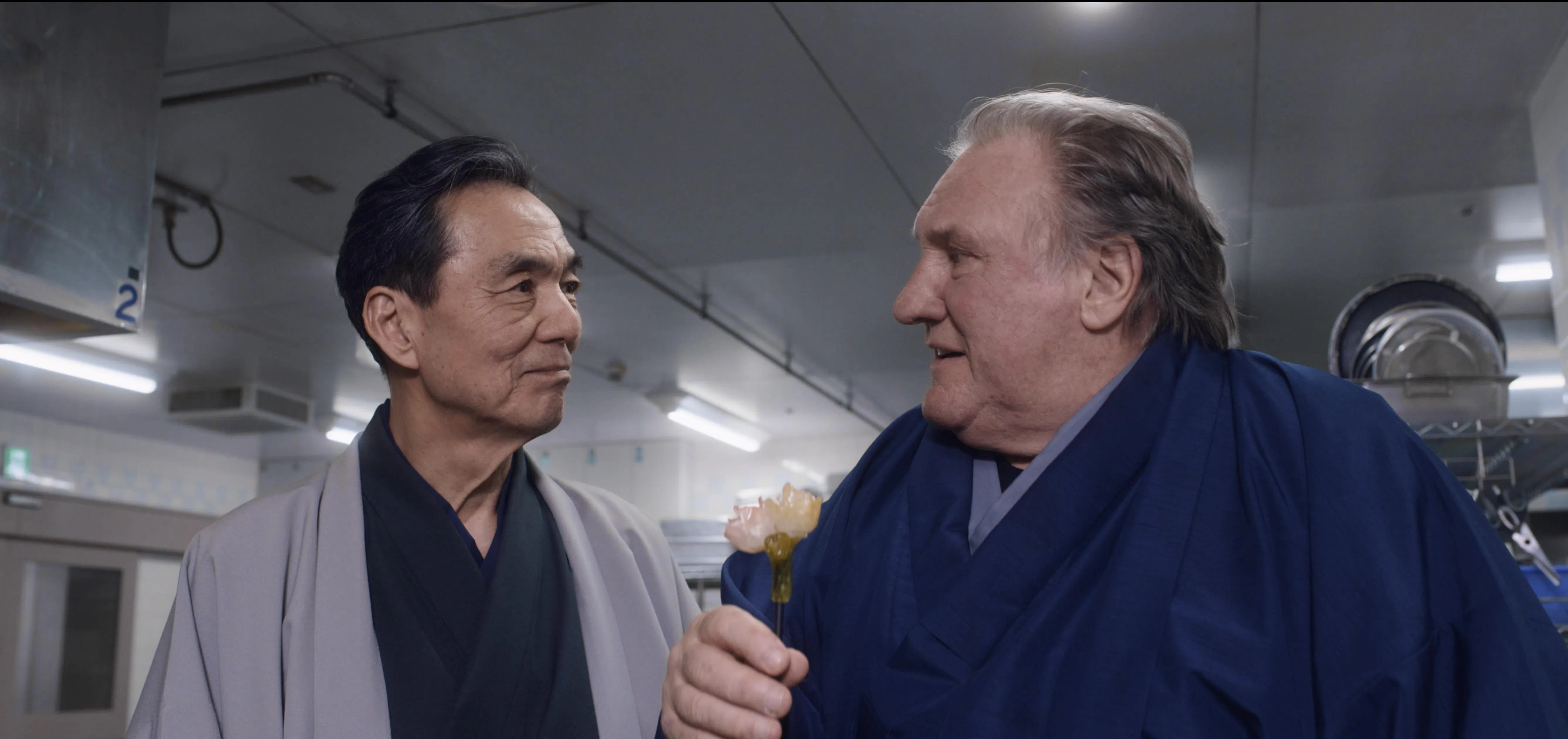 长塚京三（左）和杰拉德巴狄厄扮演日、法两地的厨师。（邵氏机构提供）