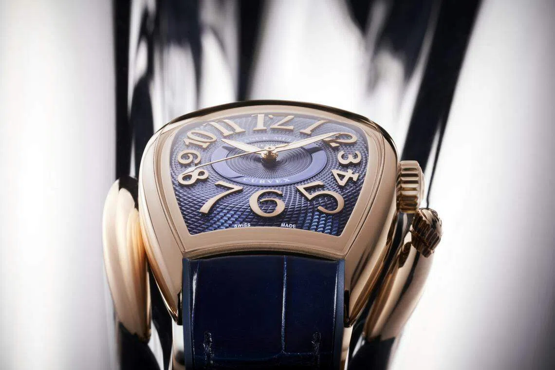 Curvex CX系列搭配以巴黎钉纹为灵感的全新镌刻花纹，打造出富动态的表盘视觉效果。（品牌提供）