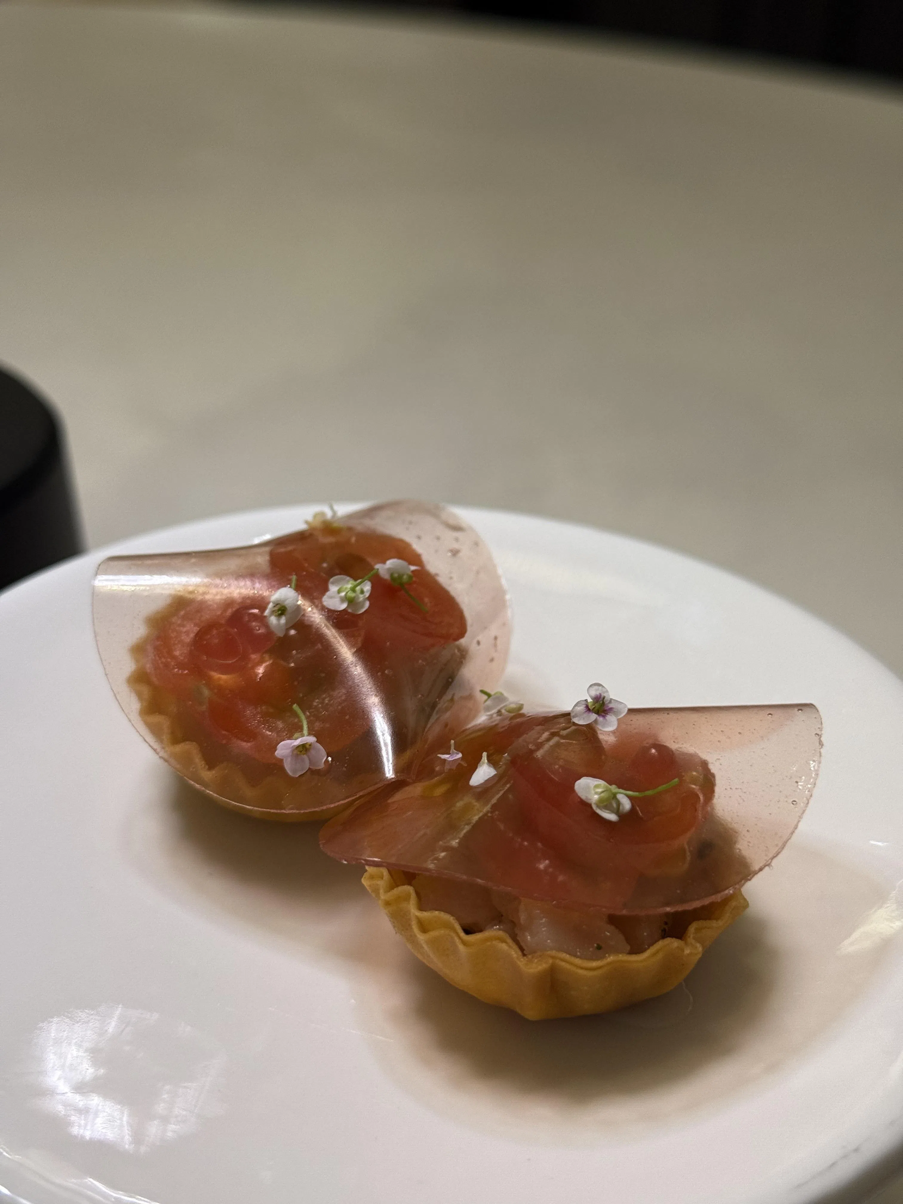 鰤鱼搭配酸梅与番茄，鱼质细腻，酸甜交错。（叶晓虹摄）