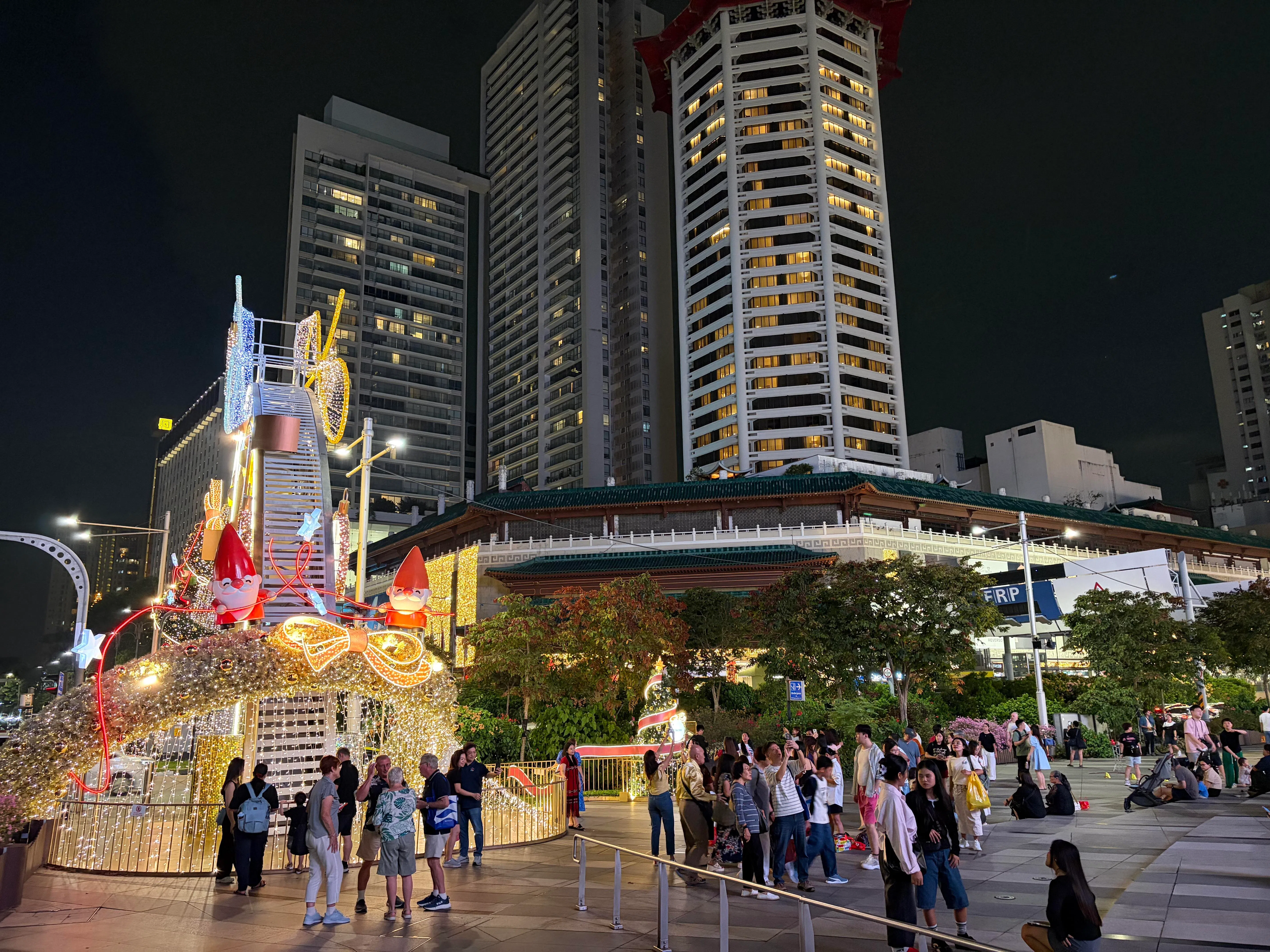 夜间拍摄能捕捉到整体环境，但黑暗部分的细节略显模糊。（黄少伟摄）