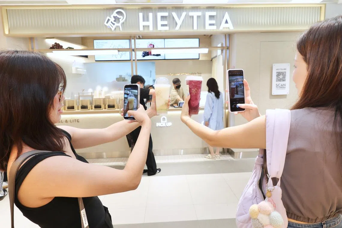 喜茶刚在Tampines 1开设东部第一家门店，这也是本地首家加盟店。（品牌提供）