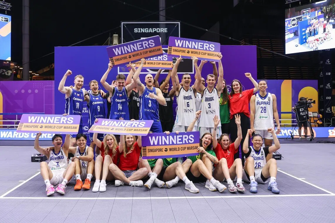 晋级正赛的三支女队分别是菲律宾、匈牙利和立陶宛；男队则是捷克、新西兰和巴西。图为六支晋级队伍在赛后手持“世界杯门票”合影。（白艳琳摄）