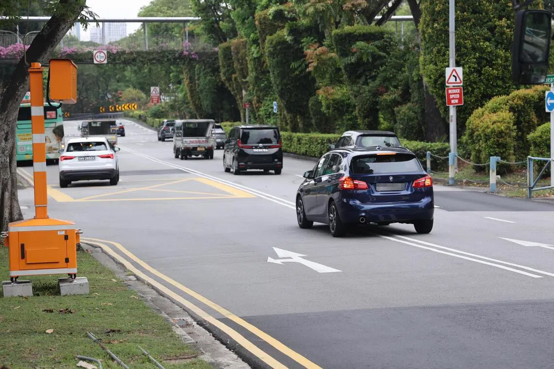 交警透露，在9月的试行中，新型交通摄像机侦测到超过6000起交通违例行为。每台摄影机平均一天检测到20起，而多数的违规行为与跨越双白线有关。（邬福梁摄）