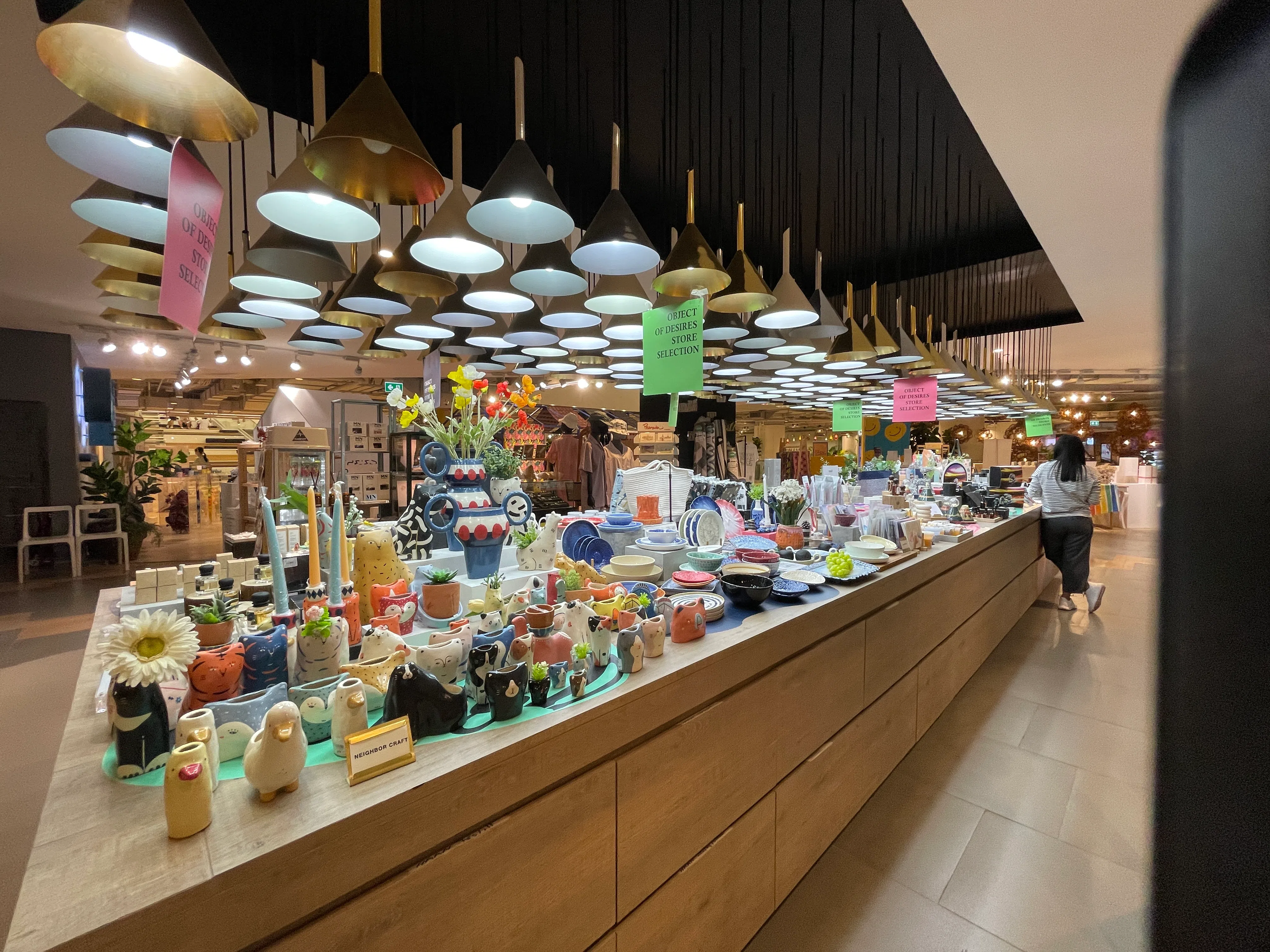 “心头好店”（Objects of Desire Store）的精选好物柜台。（林方伟摄）