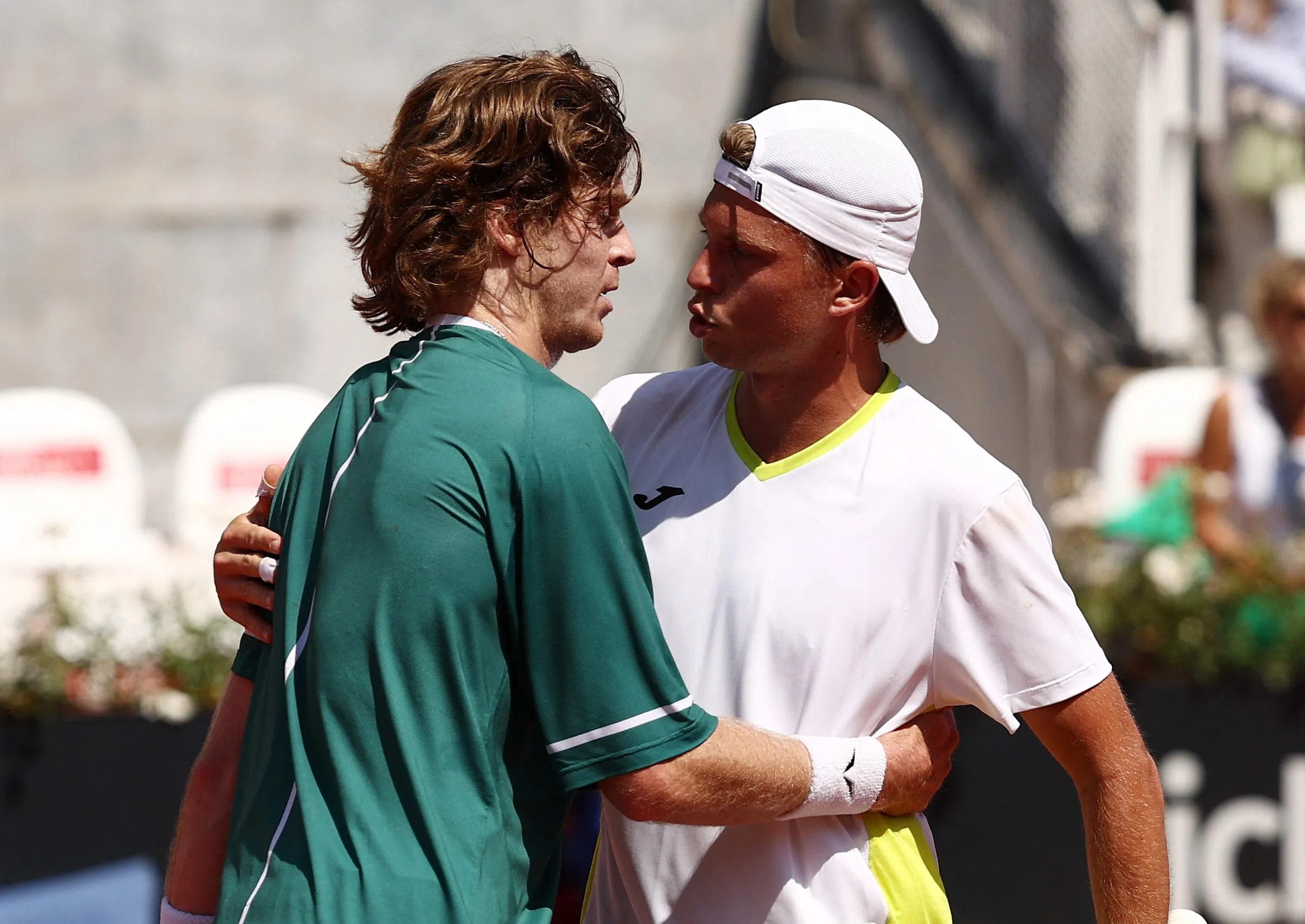 刚获得马德里公开赛冠军的卢布列夫（左）不敌法国资格赛选手穆勒，无缘晋级。（法新社）