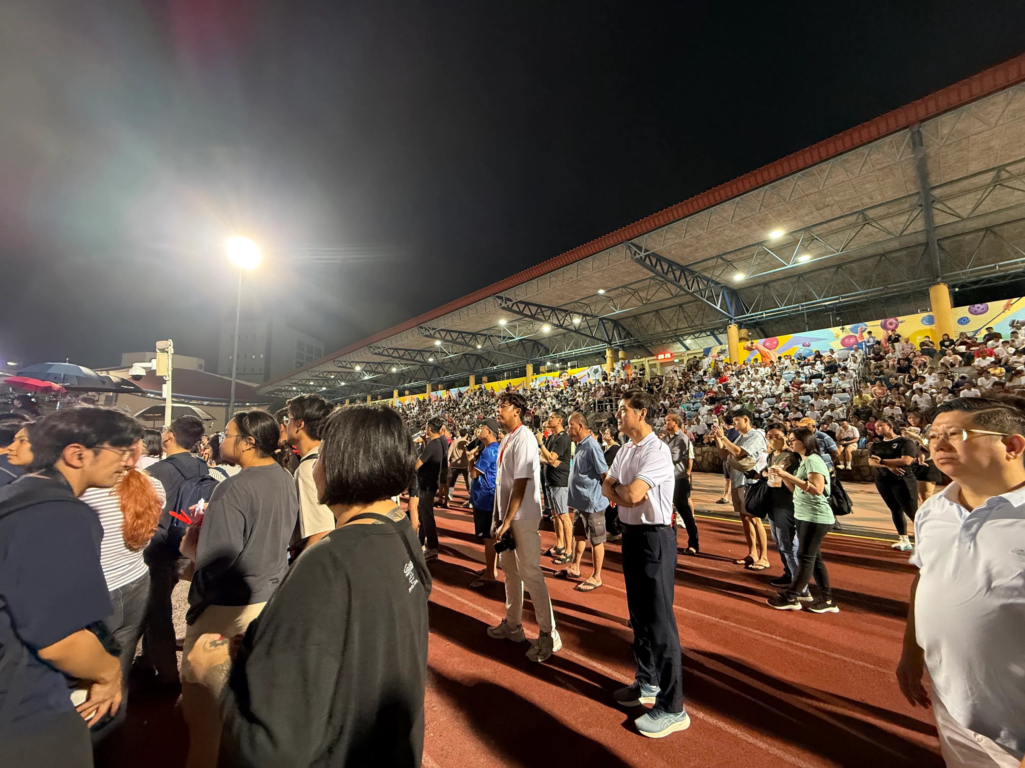 不参加本届大选的王志豪站在人群中，静静聆听台上演讲。不时有公众上前打招呼。（李庚洧摄）