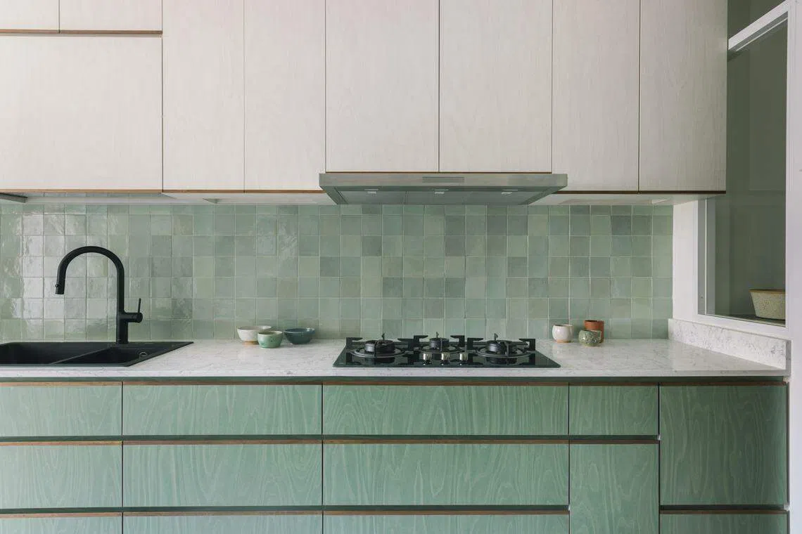 厨房主打带有纹路的绿色橱柜和绿色墙砖。（Metre Architects）