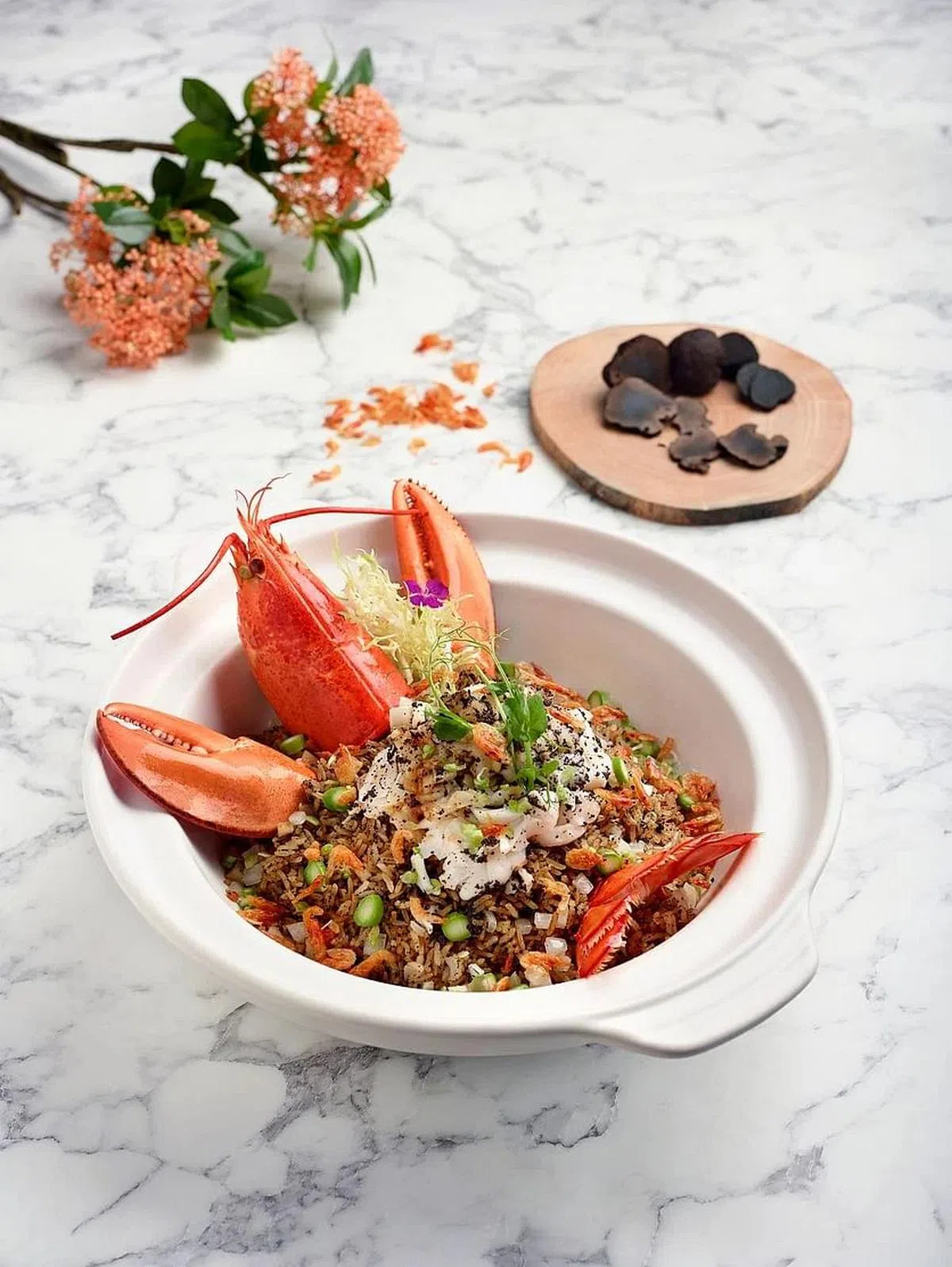 波士顿龙虾黑松露樱花虾炒饭用料十足，鲜美入味。（餐馆提供照片）