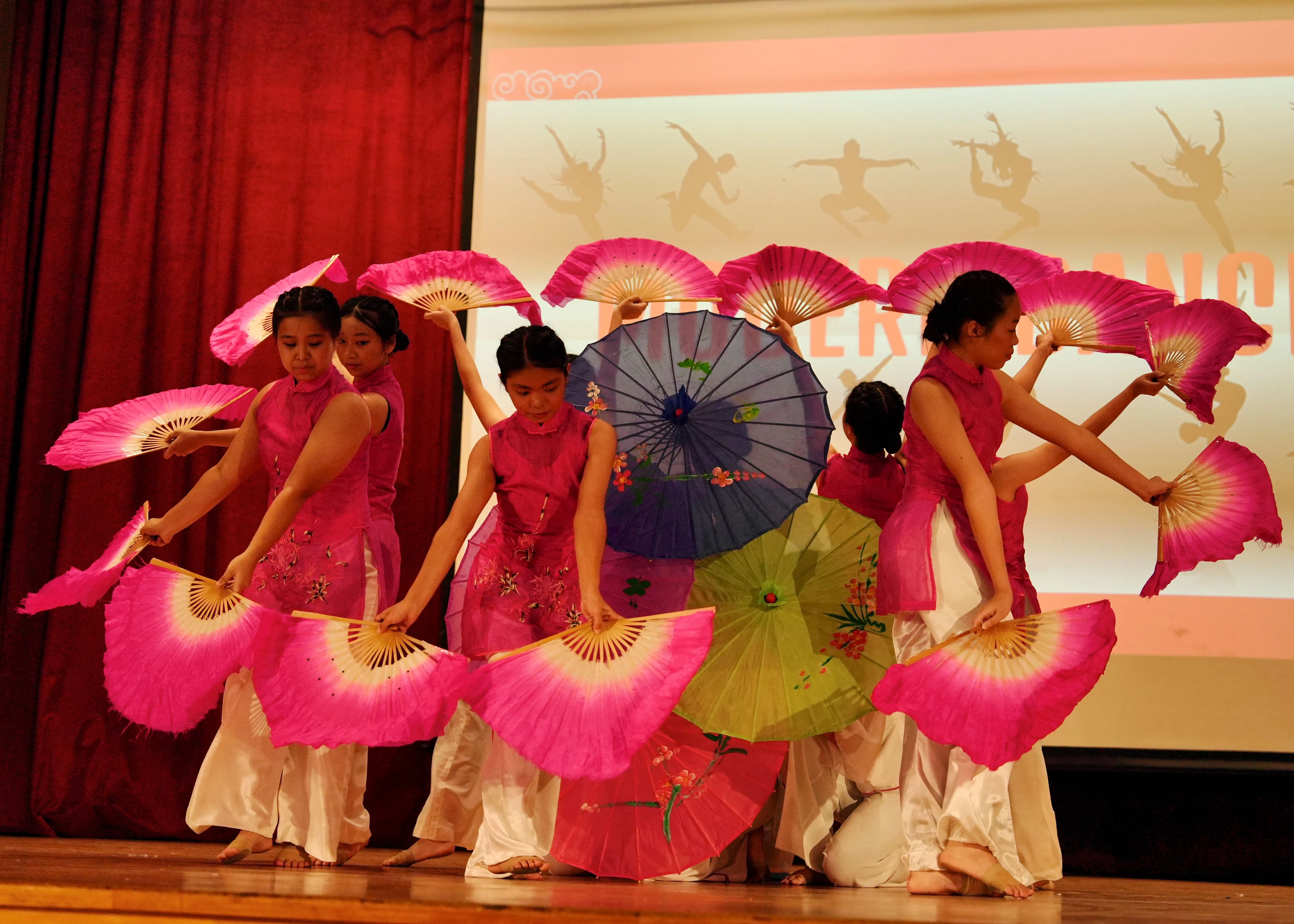 舞者们美丽的舞姿，犹如春天绽放的花朵。（淡滨尼美廉初级学院提供）