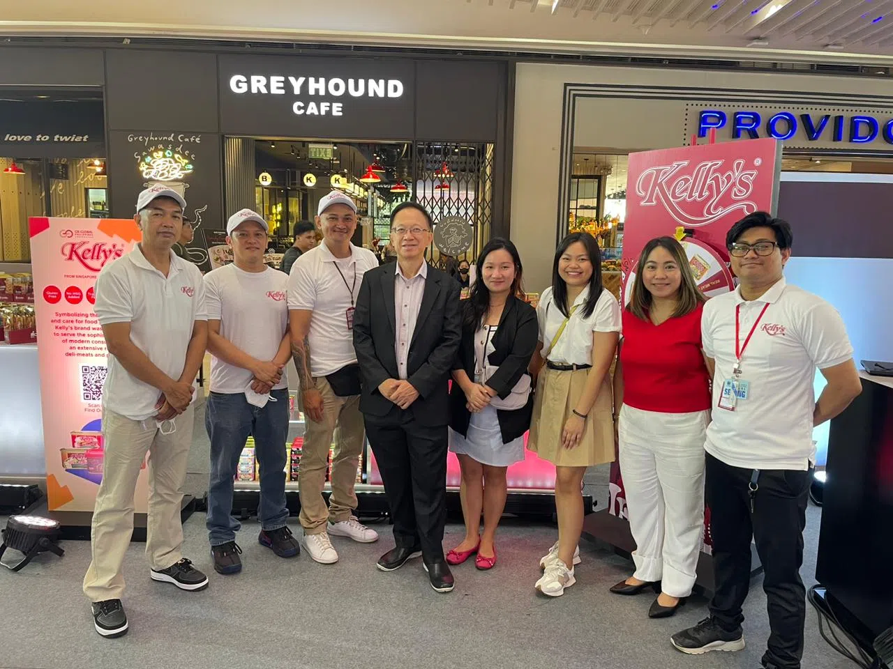 OTS控股集团的团队参与了在菲律宾商场举行的食物与生活展销活动Singaporium，向当地民众展示公司的特色产品。这个活动由企发局和菲律宾大型商场业者SM Supermalls联合主办。（图/OTS控股集团提供）