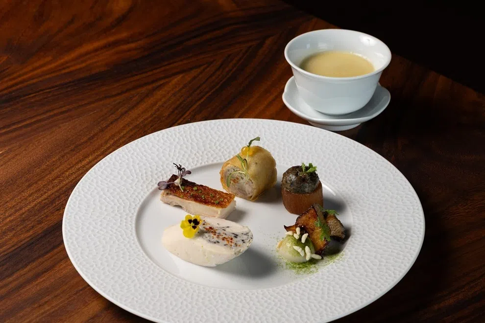 新创三杯鸡运用不同鸡肉部位，搭配胶质满满的鸡汤。（餐馆提供）