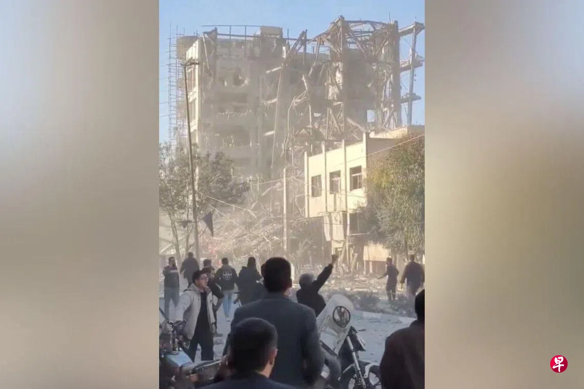 视频截图显示，位于伊朗首都德黑兰以南库姆市的伊朗专家会议办公楼星期二遭以军击毁后，引起骚动。 （路透社）