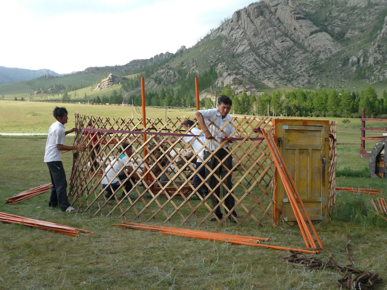 游客可以在游览蒙古时真实体验搭建蒙古包。（受访者提供）
