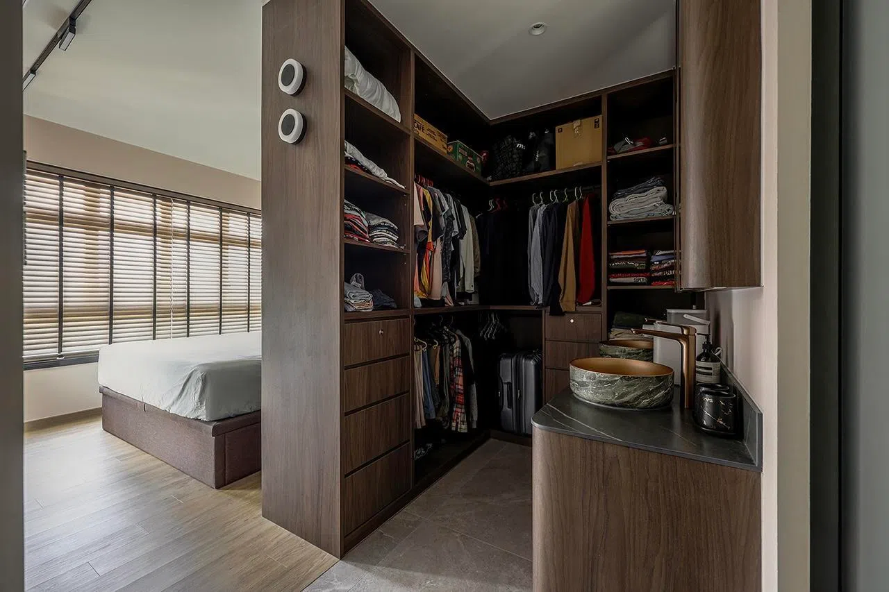 两个盥洗盆设在厕所外靠近衣柜位置，地面采用防水地砖。（Noble Interior Design提供）