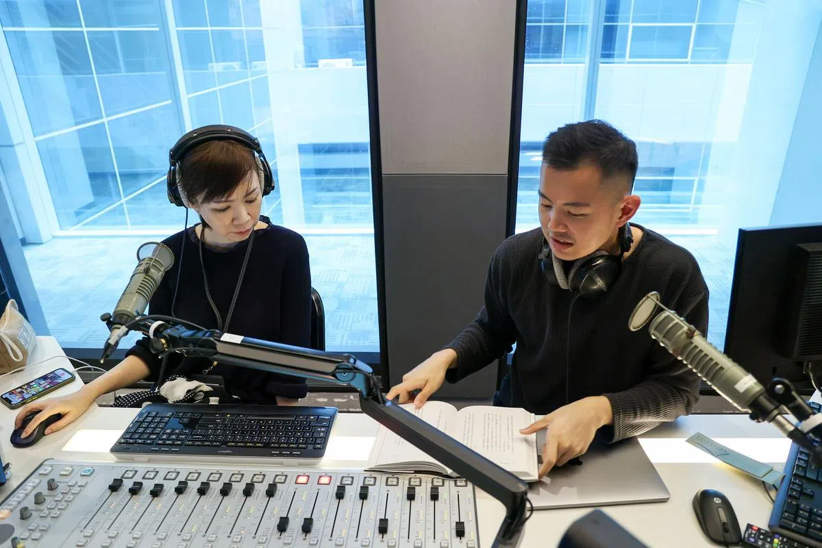 陈丽仪（左）与张承尧都是爱书人。两人跨台合作，携手录制《阅阅一室》。（卓祾祎摄）