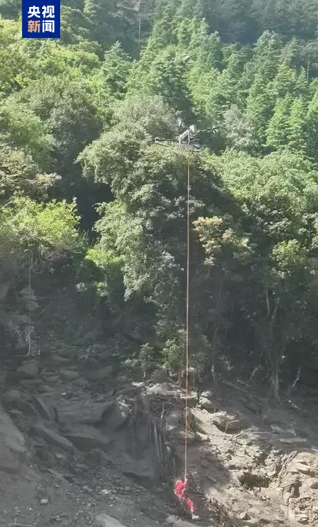 中国搜救队星期五通过大载重无人机投送消防员，抵达吉隆口岸。（央视新闻）