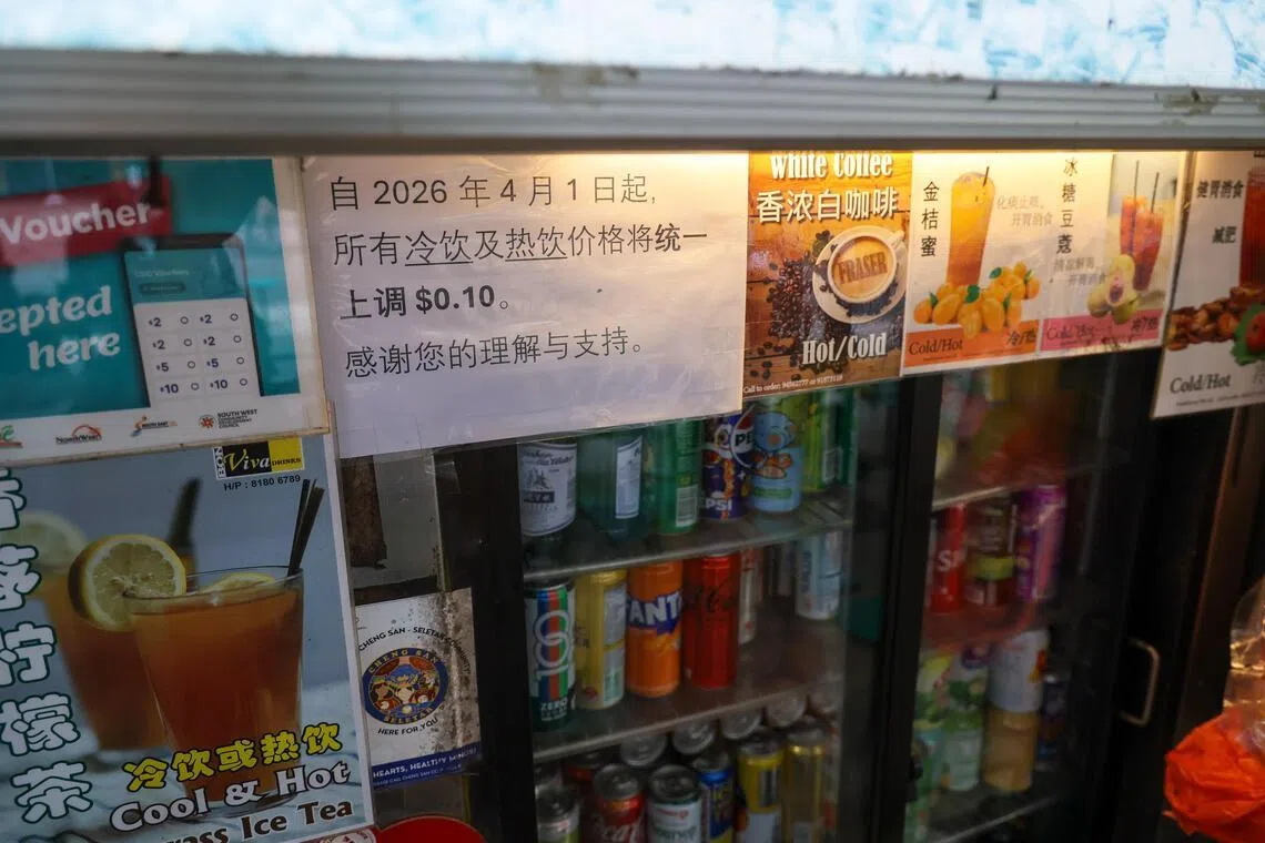 除了连锁咖啡店，小贩中心的茶水摊位开始跟进调价。图中位于宏茂桥崇文熟食中心的茶水档贴出涨价告示，冷热饮品都上调1角。（档案照片）