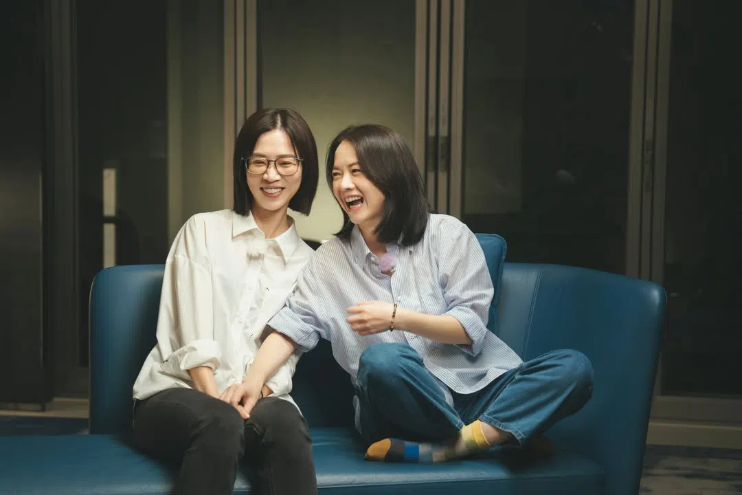 谢盈萱（左）和曾宝仪的默契在节目中显露无遗。（互联网）