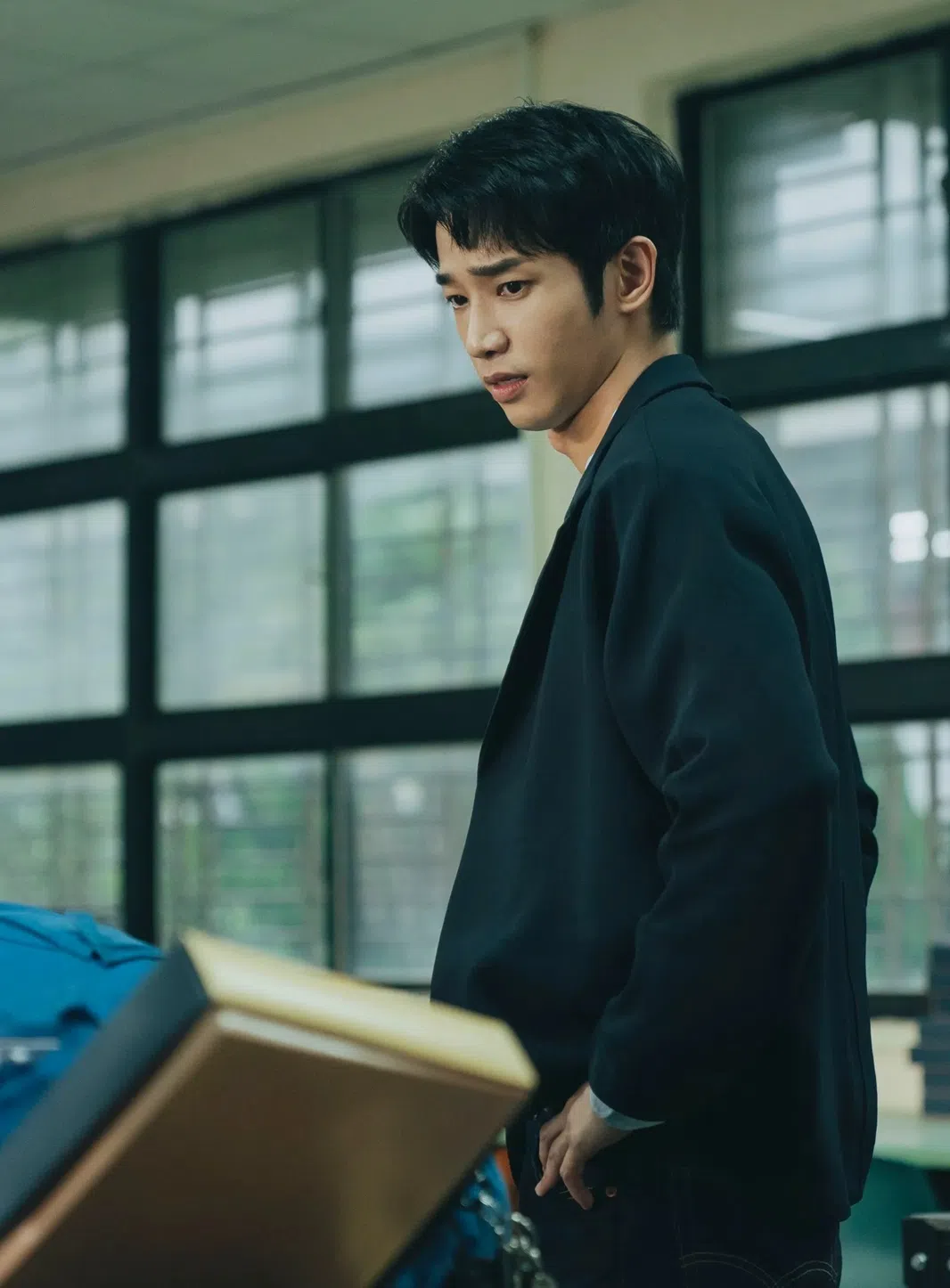 刘以豪饰演做事一板一眼的教诲师。（互联网）