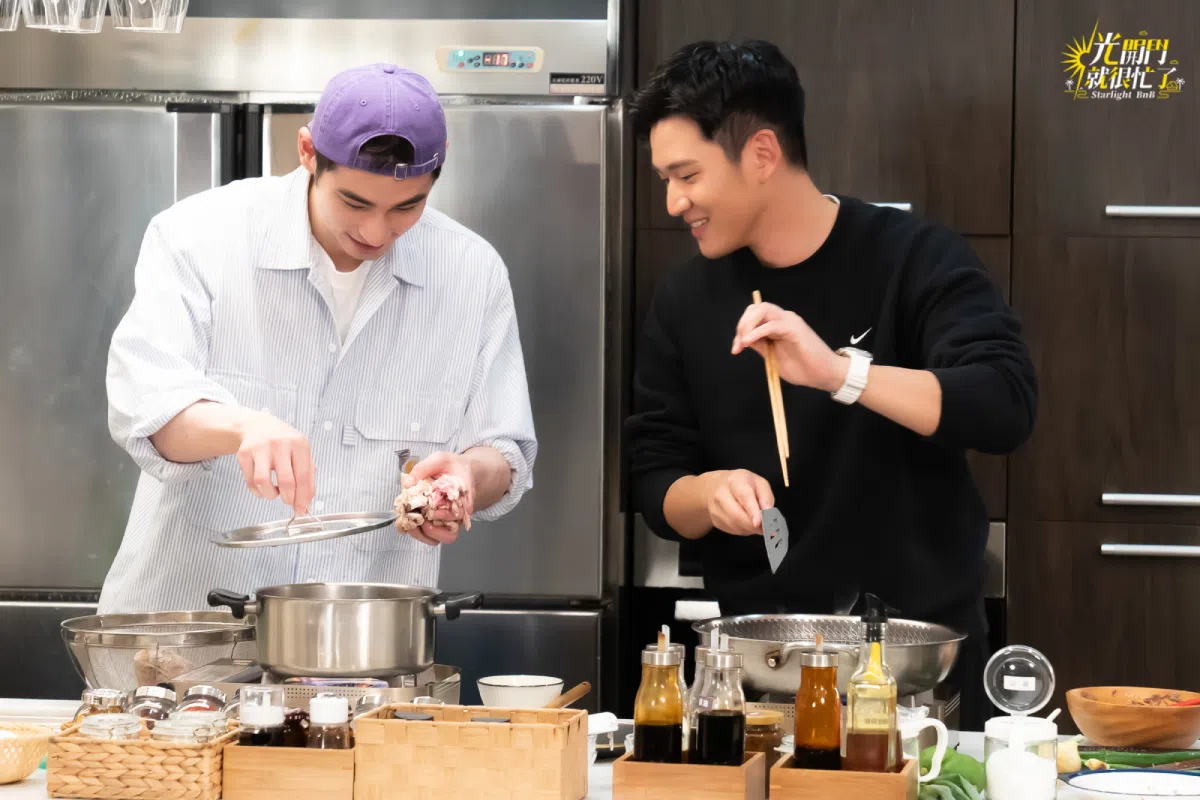 负责伙食的章广辰（左）和周兴哲默契有待加强。（TVBS提供）