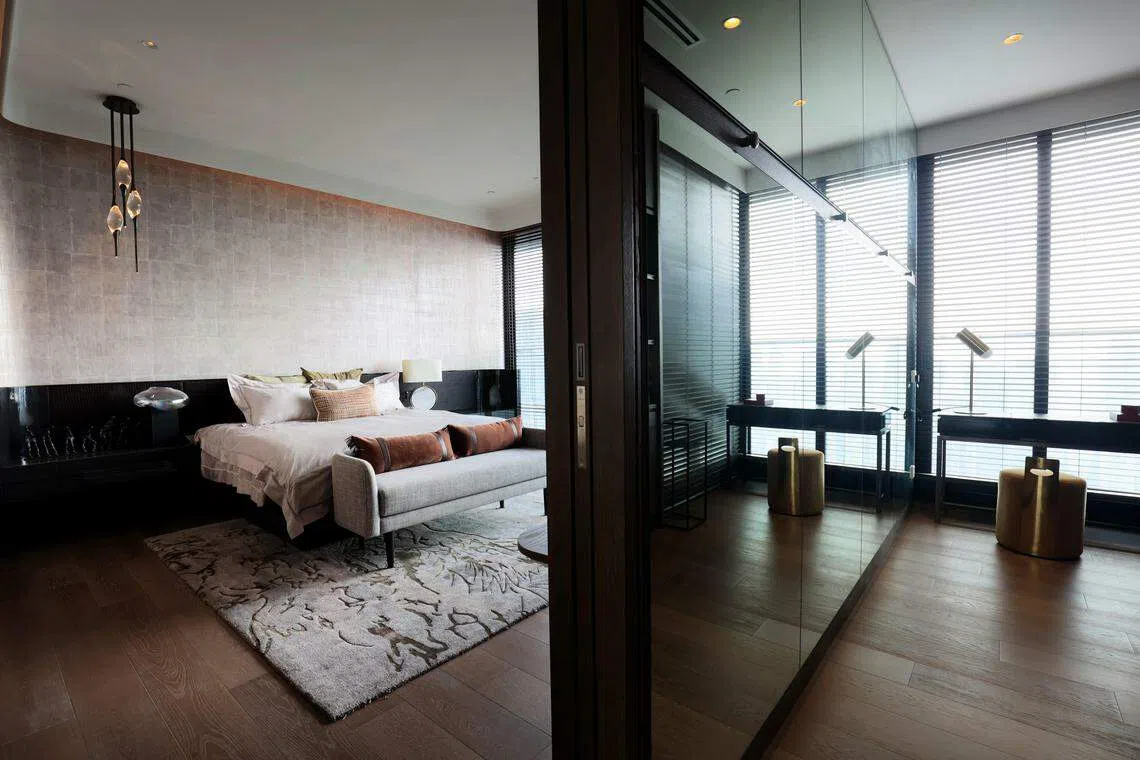 宽敞的主人房，有个周到的设计就是在外围的两侧走道，分别设计了男女主人分开使用的步入式衣柜。（龙国雄摄）