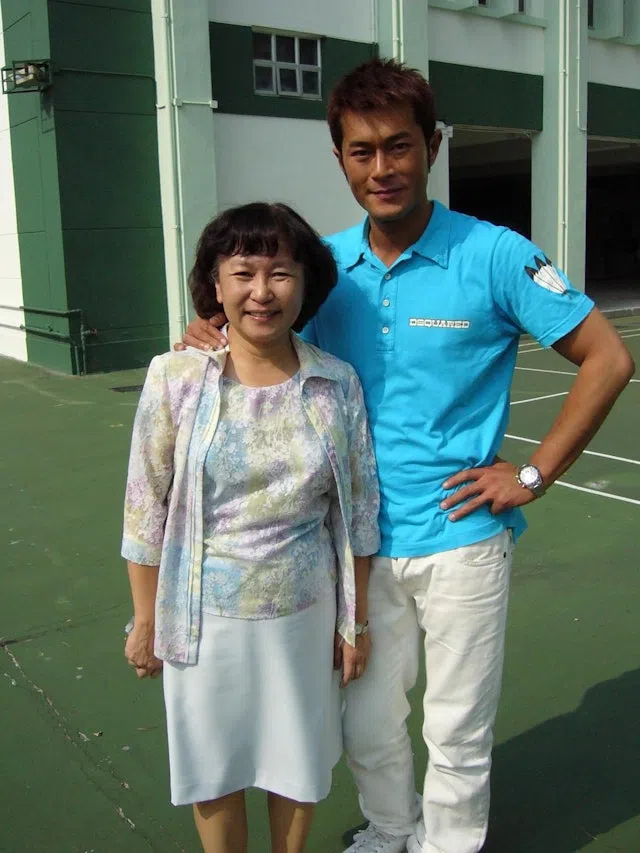 古天乐（右）与就读迦密中学时的校长李步正早年合照。（互联网）