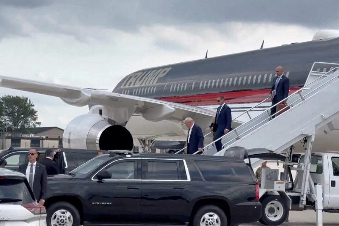 美国前总统特朗普（右三）星期天飞抵威斯康星州密尔沃基国际机场，准备出席星期一起在当地召开的共和党全国代表大会。（路透社）