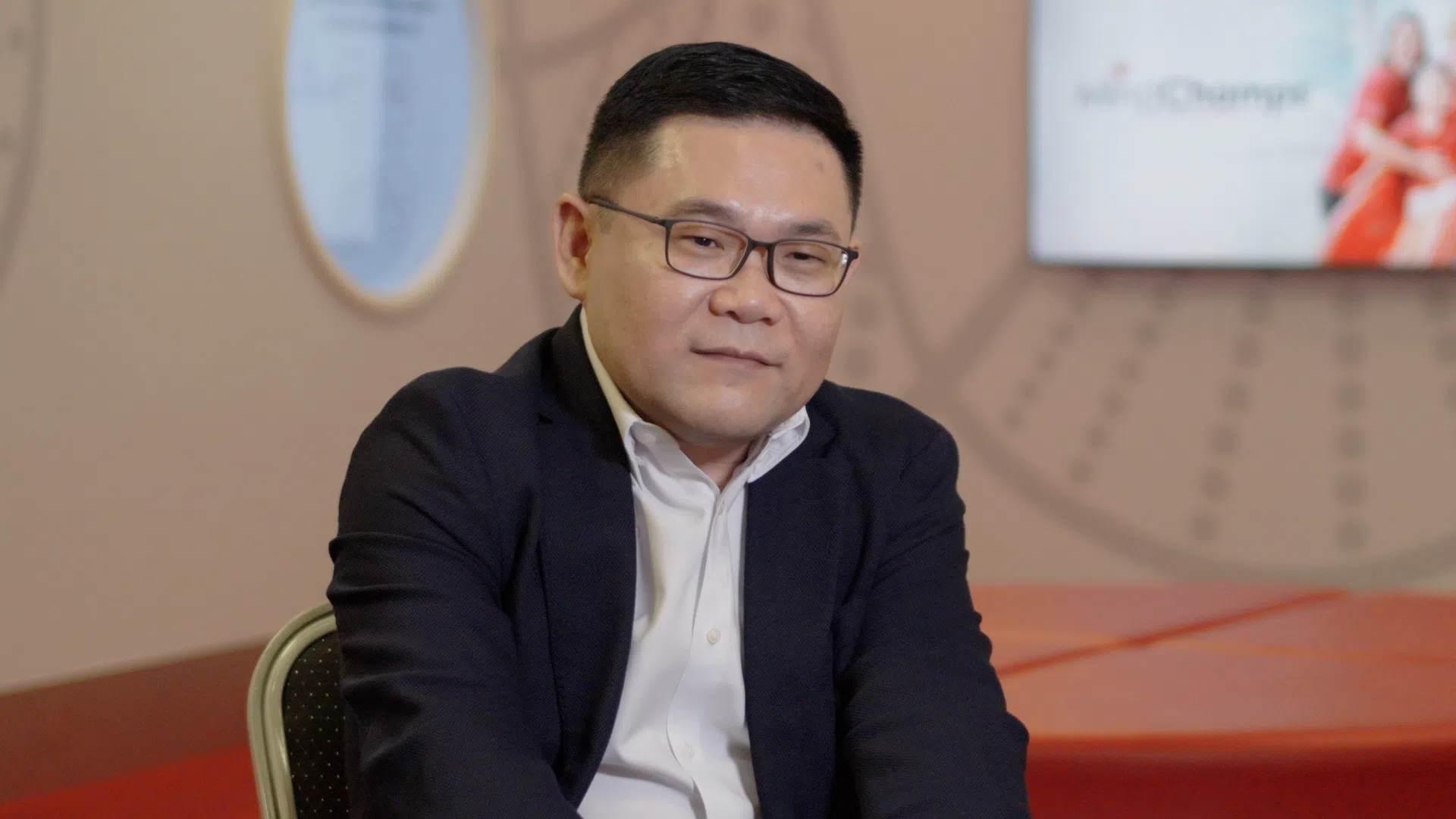迈杰思幼儿园总经理陈文达透露，迈杰思目前共雇用20名男教师，他们只教K1和K2的孩子。（视频截图）