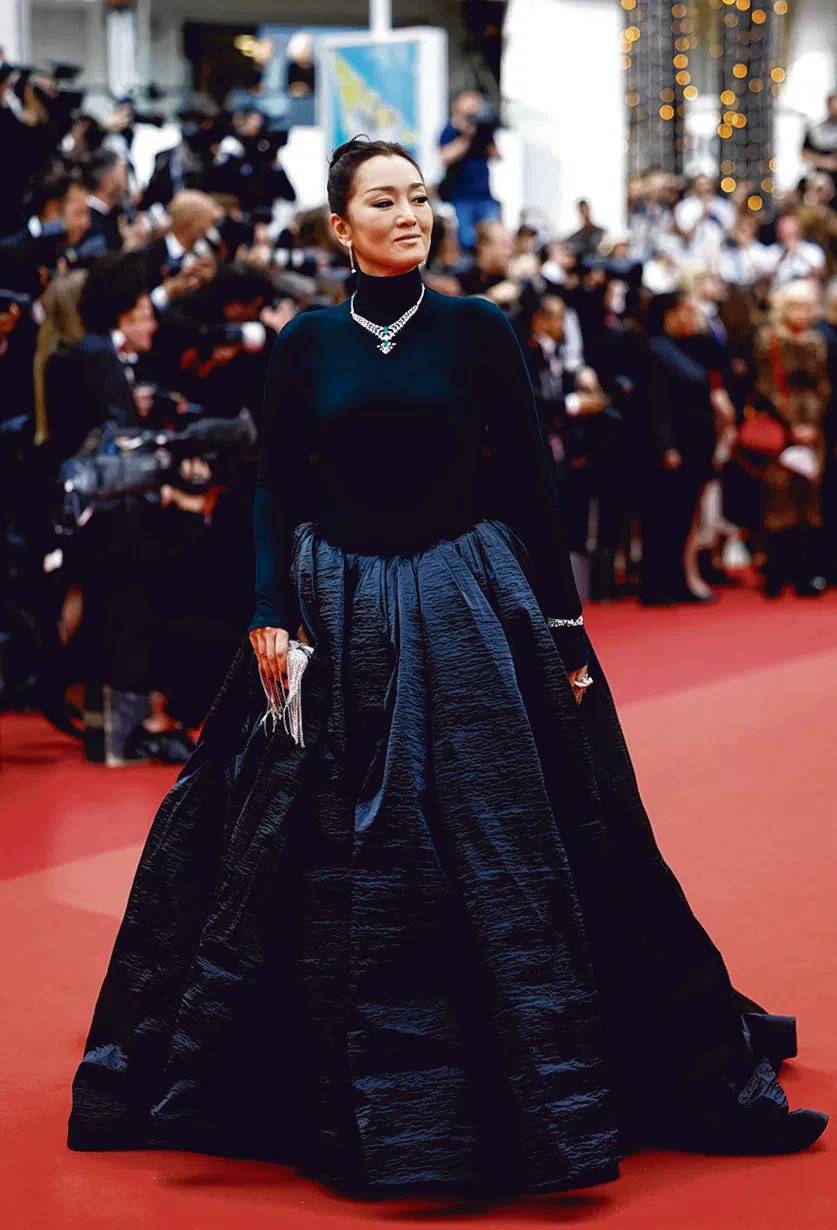 移居巴黎的巩俐，一身黑魔后打扮到场，女王气势十足。（路透社）