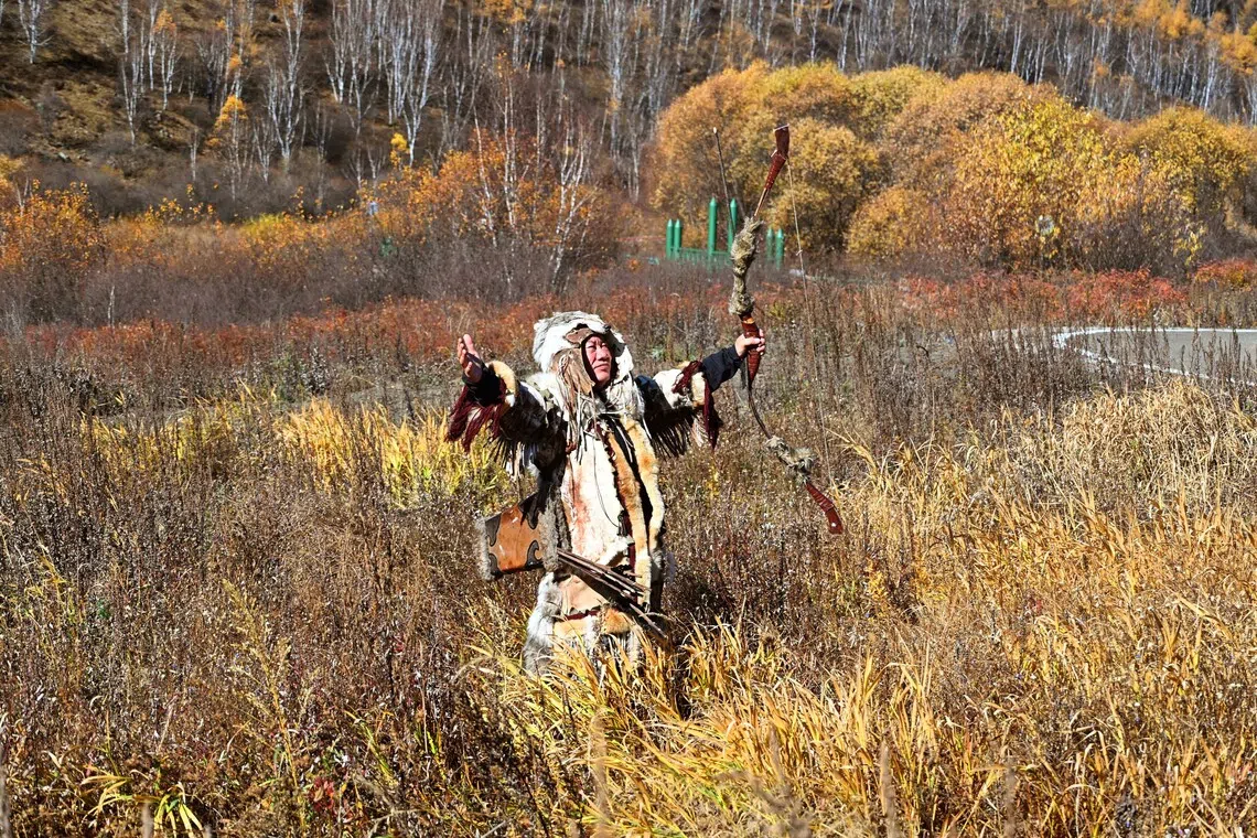 向天举弓。（吴伟承摄）