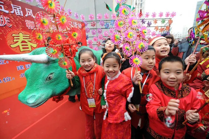 在中国北京，小朋友扮作“牛童”，参加立春鞭打春牛贺新春活动。 他们在民俗专家指导下，手执柳条鞭，行鞭春之礼，共贺新春。（新华社）