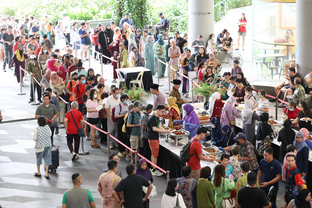 开斋节开放日活动吸引约2000名居民参与，他们不仅可以免费享用仁当咖喱鸡、炒参峇等马来美食、观看歌舞表演，还能从现场各个展位获取保健资讯。（蔡家增摄）