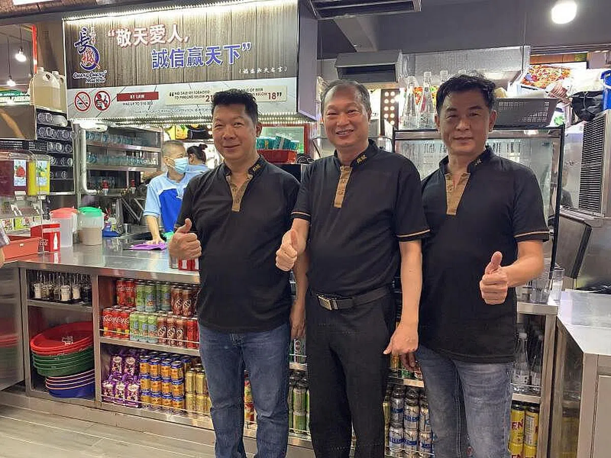 荣记烧腊老板郭观容、长城集团总经理苏坤义和长城杂菜饭总经理叶金良10月28日到义顺视察新咖啡店开张。（林艺君摄）