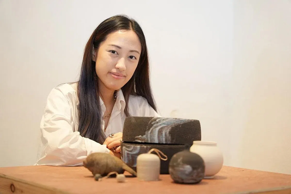 黄丽谚制造了一件大瓷瓮，将记述她一年回忆的小陶瓷物件装起来，变成一件时间胶囊。（谢智扬摄）