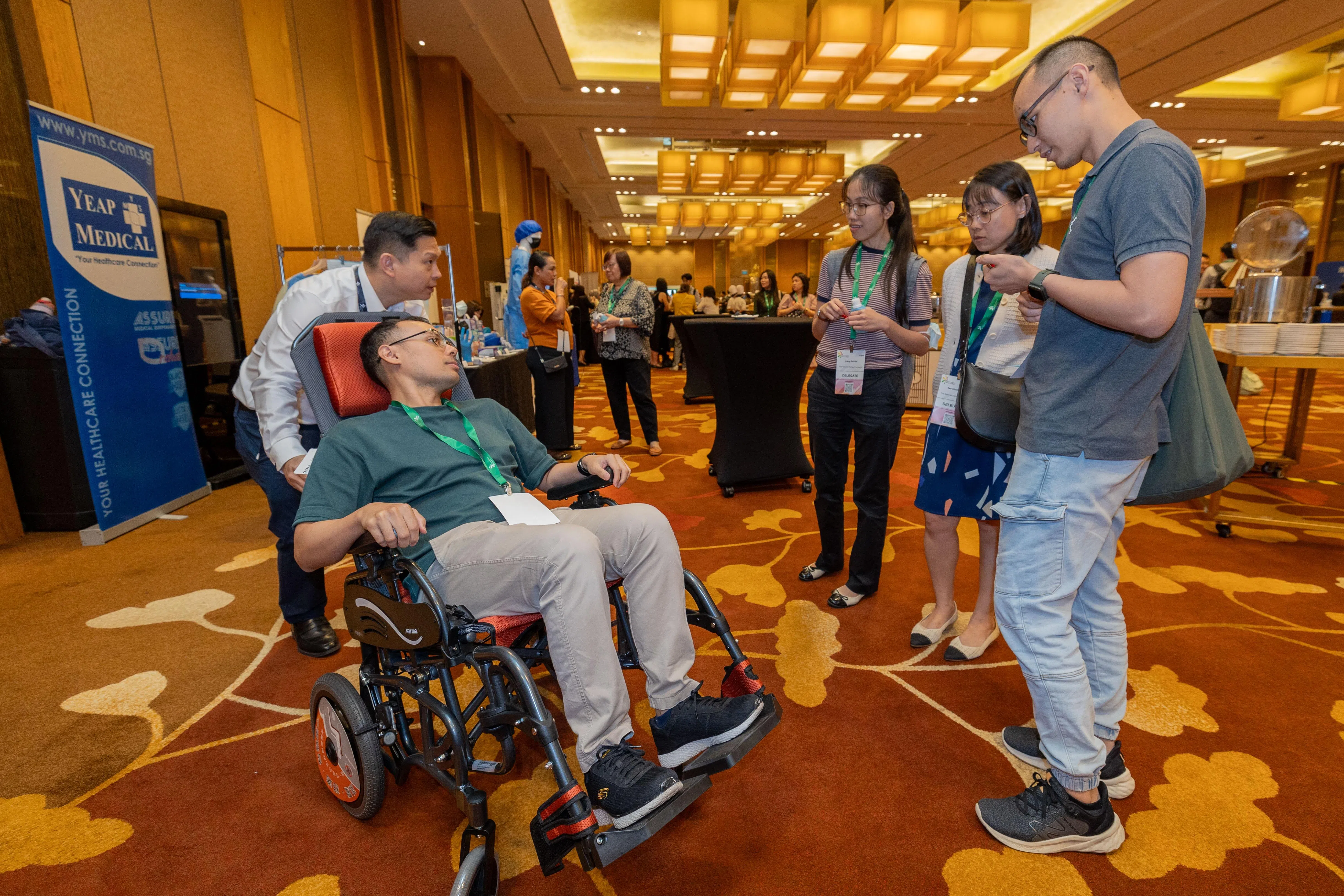共有约2200人参与为期三天的2024年新加坡医疗管理大会，包括医疗专家、护理人员、医药公司、医疗器械展商等。（吴先邦摄）