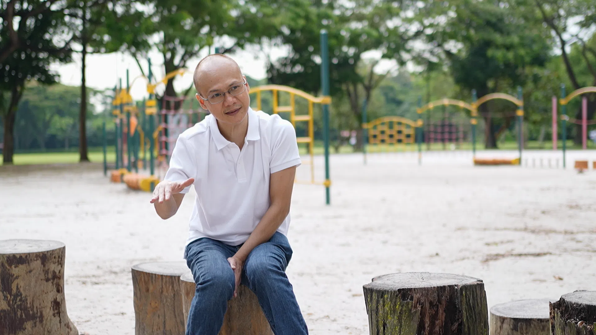 走出情绪的低谷，翁胜雄希望自己能变得更有力量，去帮助更多有相似经历的人。（视频截图）