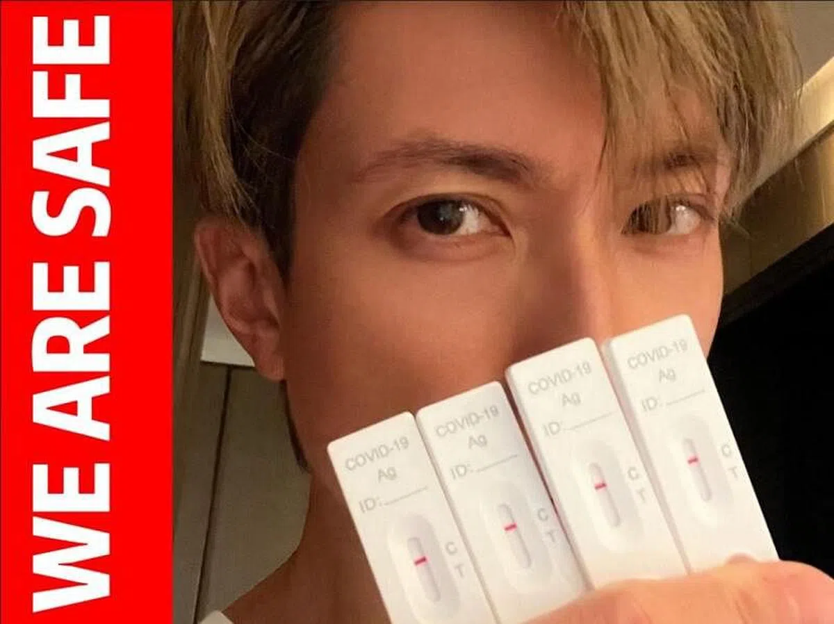 吴尊出示一家四口检测呈阴性，标出“我们都平安”字样。 （网络）