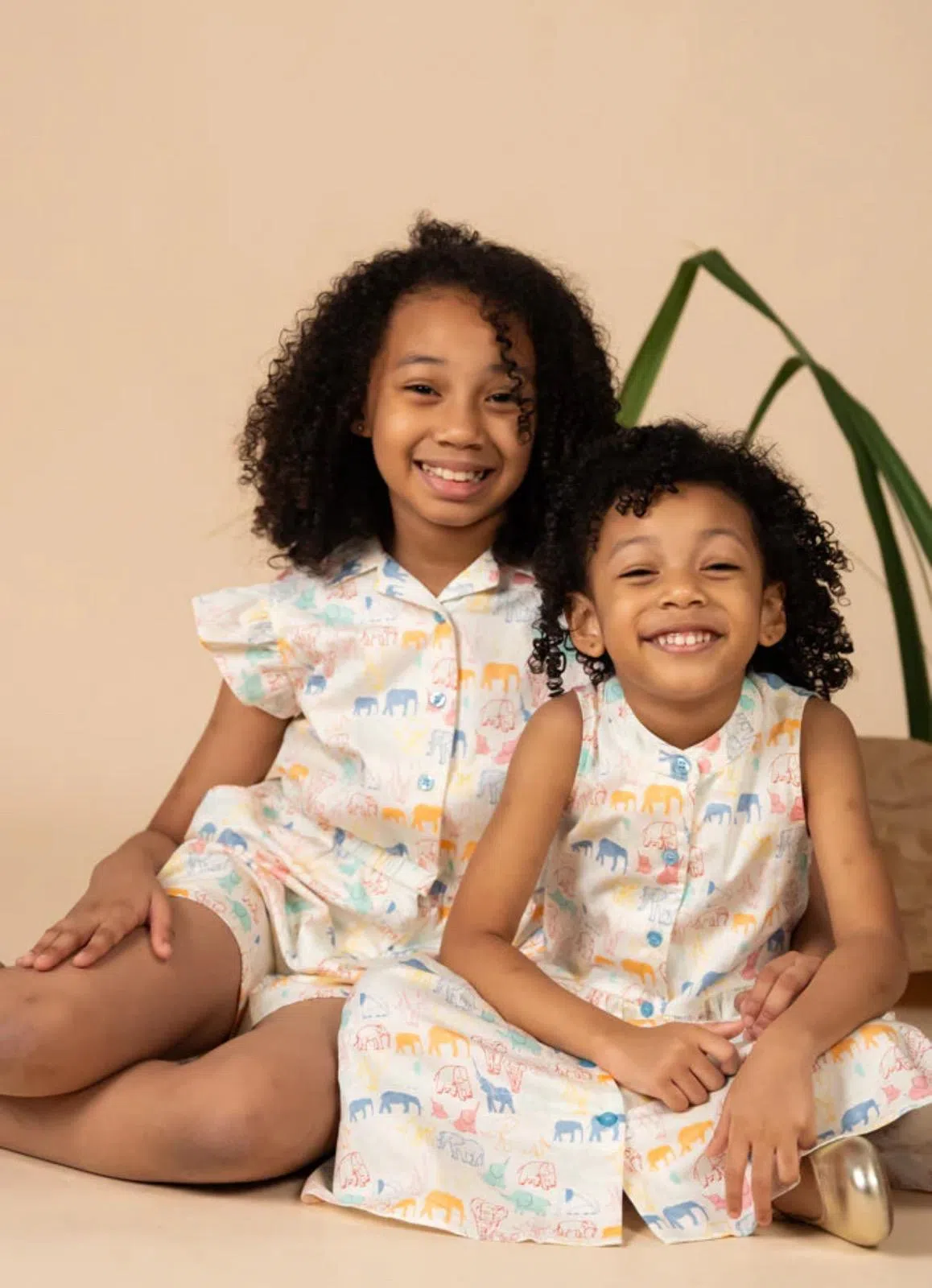 爱丽儿和爱丽丝都有着一头浓密的鬈发，有时会因此受到他人有意无意的歧视。妈妈罗玛莉从小就教导女儿无需因此感到伤心，而是要对自己的文化感到骄傲。（受访者提供）