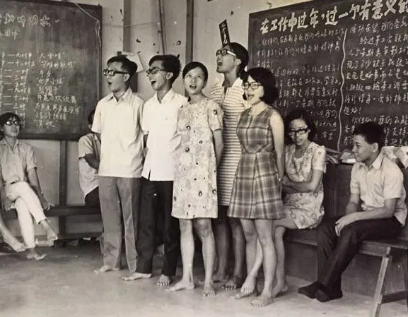 韩山元（站立者左一）当年在实验剧场。（作者提供）