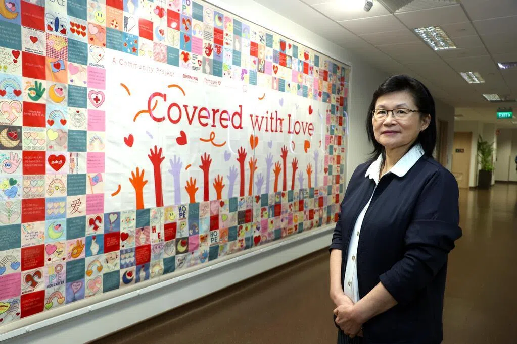 梁玉心教授将在5月2日发布首部个人回忆录《疫线人生》，她届时将与保健卫生部长王乙康对谈，讲述与传染病打交道30年来的点滴和鲜为人知的经历。