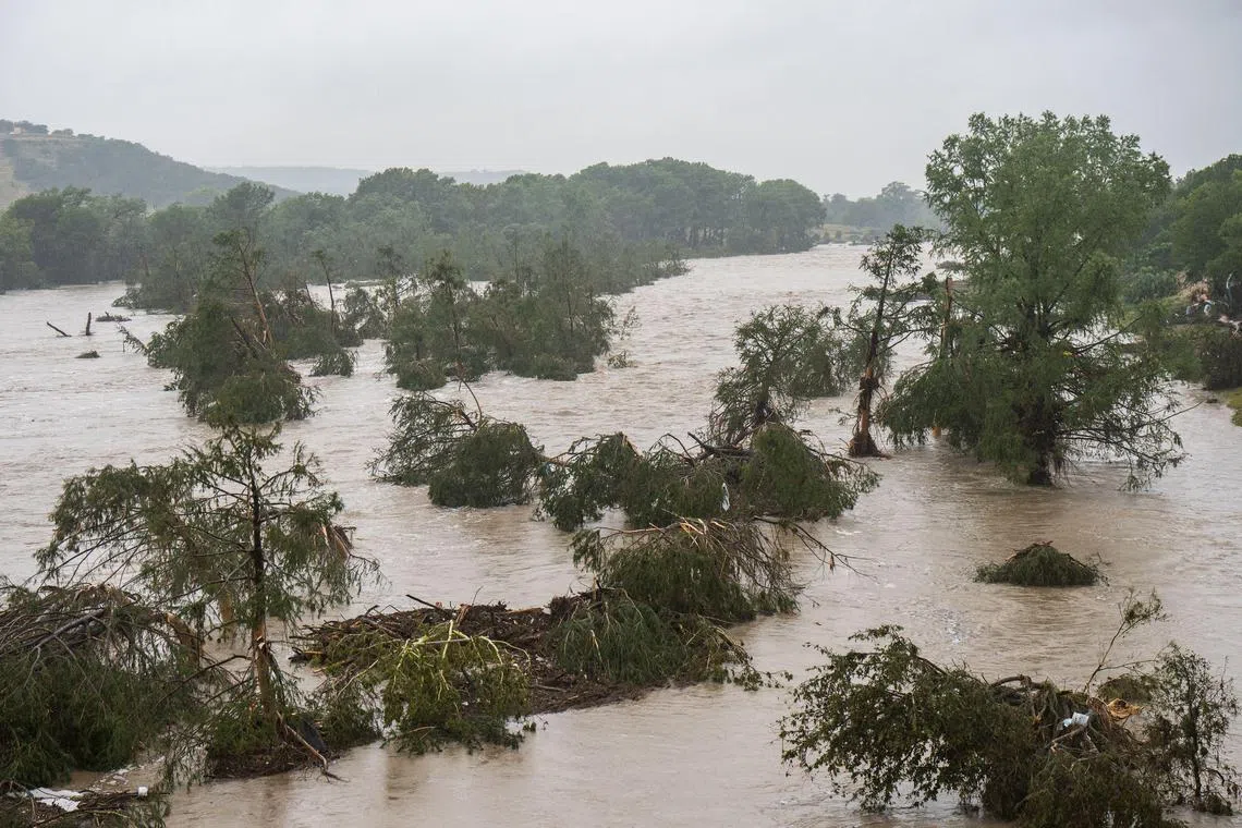 强降雨导致得克萨斯州中部瓜达卢佩河沿岸发生洪灾，现场一片汪洋，已造成多人死亡。（法新社）
