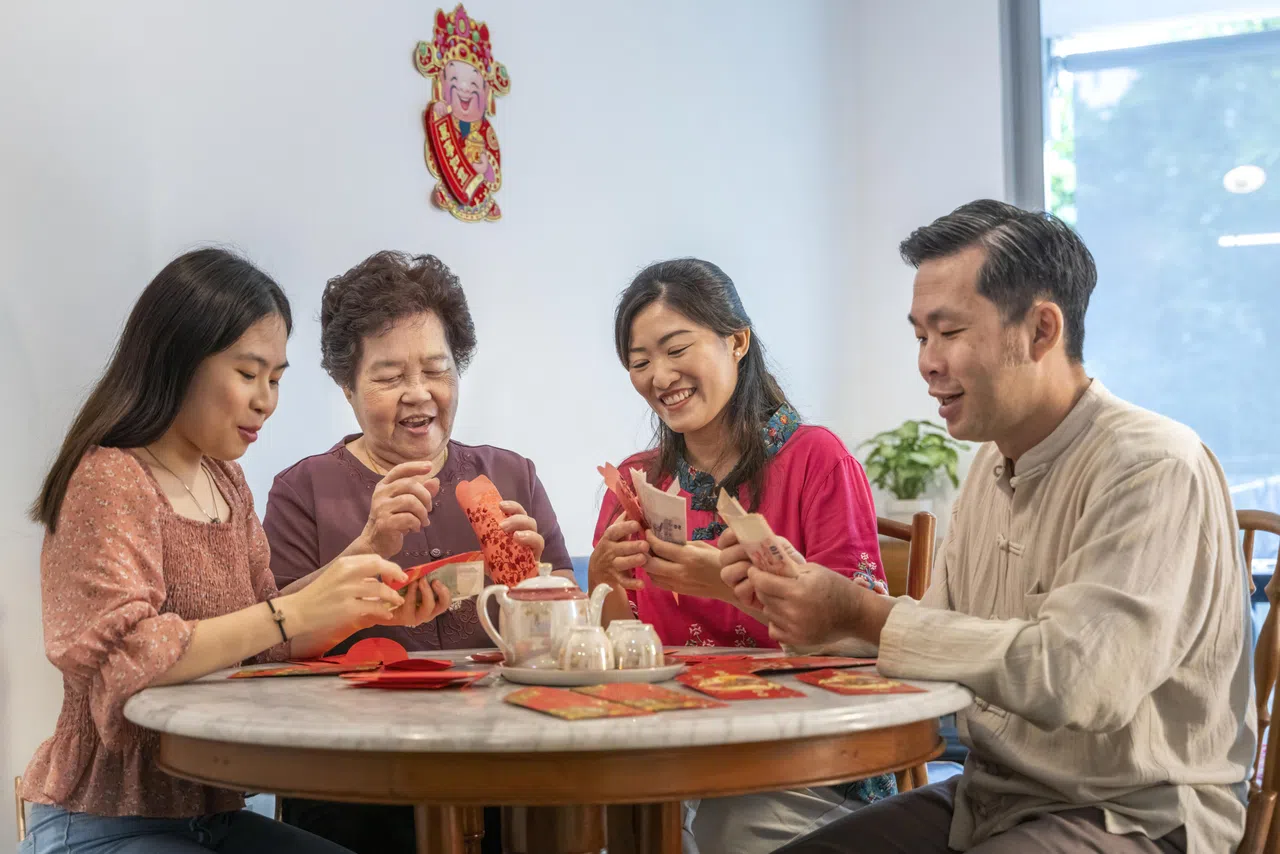 即使罹患失智症，患者仍能参与许多活动。家人的温柔陪伴不仅能减少社交孤立，也有助于延缓病情发展。（iStock图片）